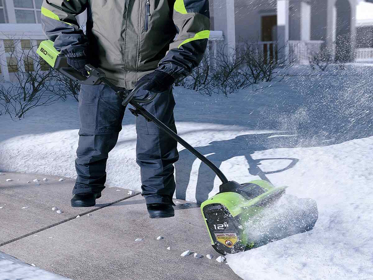 Электрическая лопата для уборки снега Greenworks для дачи