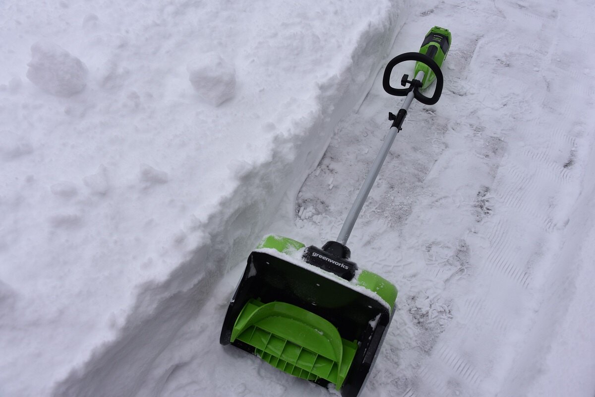 Аккумуляторная лопата для уборки снега Greenworks GD40SS: обзор и тест