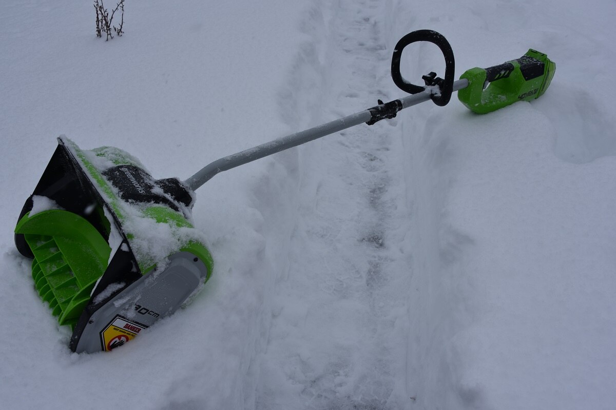 Аккумуляторная лопата для уборки снега Greenworks GD40SS: обзор и тест