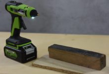 аккумуляторный клеевой пистолет Greenworks с бруском и фанерой